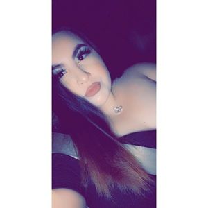 Hi everyone welcome to my closet 😇😇😇😇